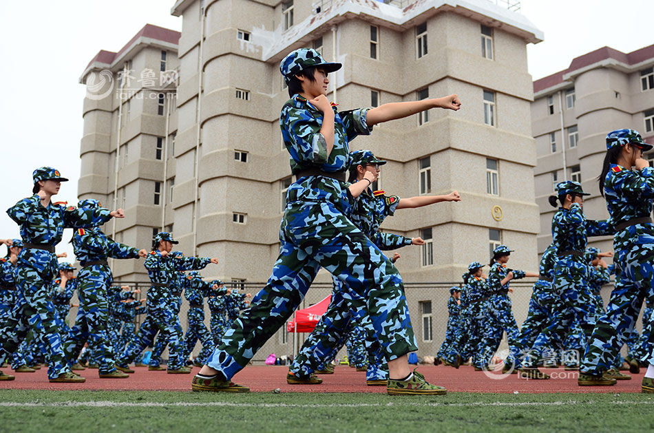 青岛：大一女生苦练捕俘拳