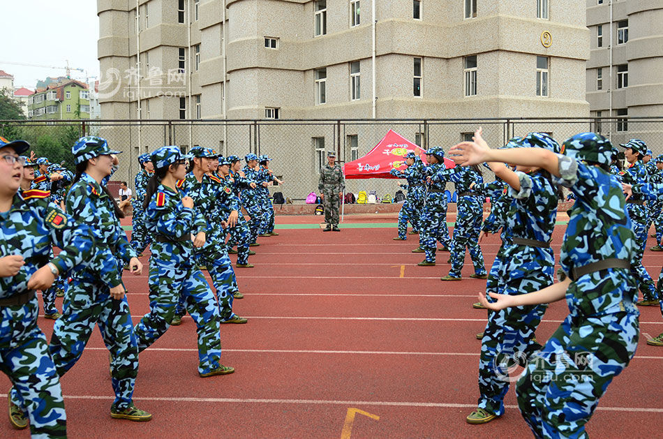 青岛：大一女生苦练捕俘拳