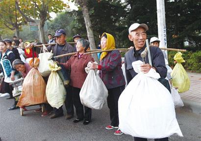 青岛首条卖菜公交开通 穿隧跨海只拉扁担客