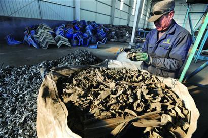 报废汽车拆解全程:神器能将铁壳撕成碎片