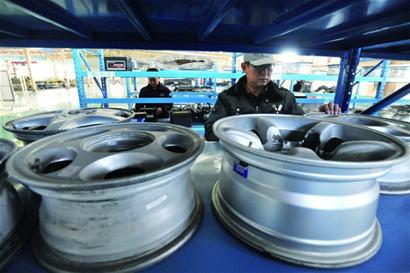报废汽车拆解全程:神器能将铁壳撕成碎片