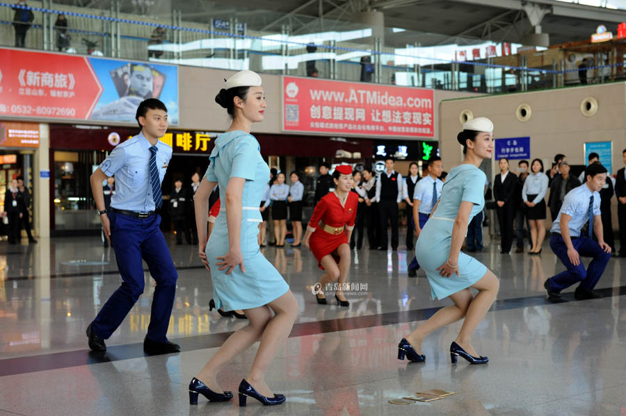 高清：流亭机场空乘玩快闪 新制服亮相活力四射