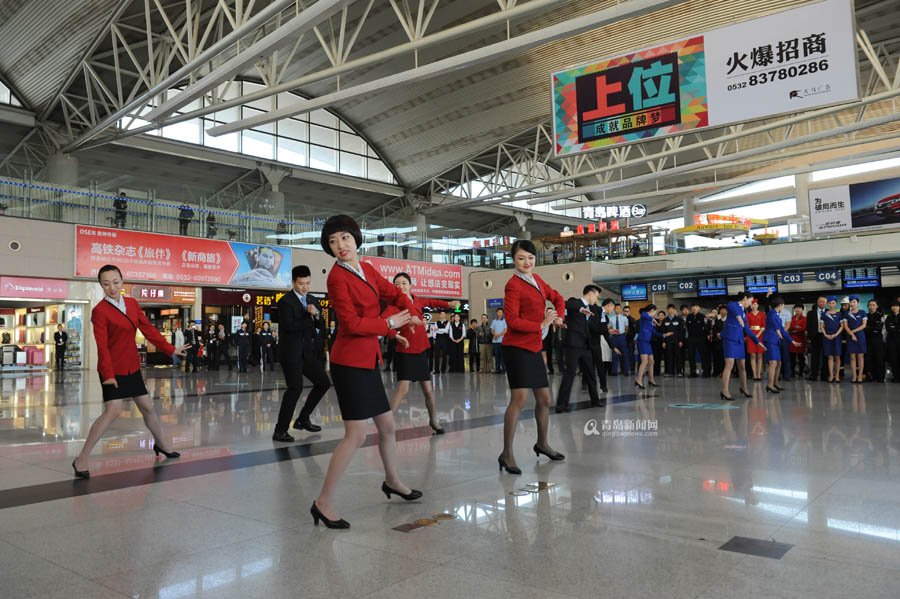 高清：流亭机场空乘玩快闪 新制服亮相活力四射