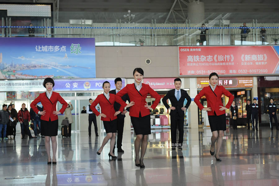 高清：流亭机场空乘玩快闪 新制服亮相活力四射