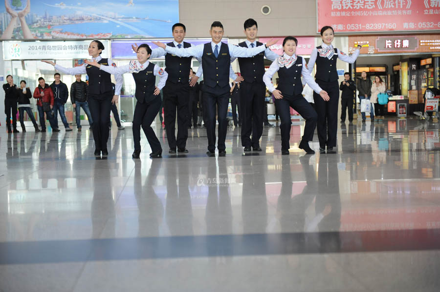 高清：流亭机场空乘玩快闪 新制服亮相活力四射