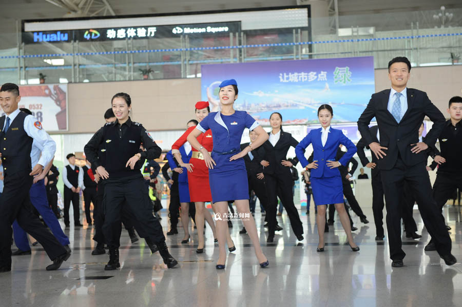 高清：流亭机场空乘玩快闪 新制服亮相活力四射