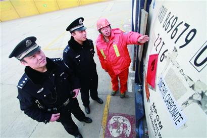 青岛前湾港民警跟访 长跑冠军追瘫嫌疑人