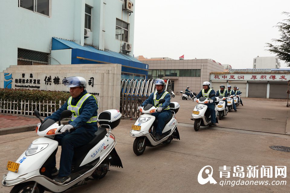 高清：开发区供水管理员配摩托车 帅气不输骑警