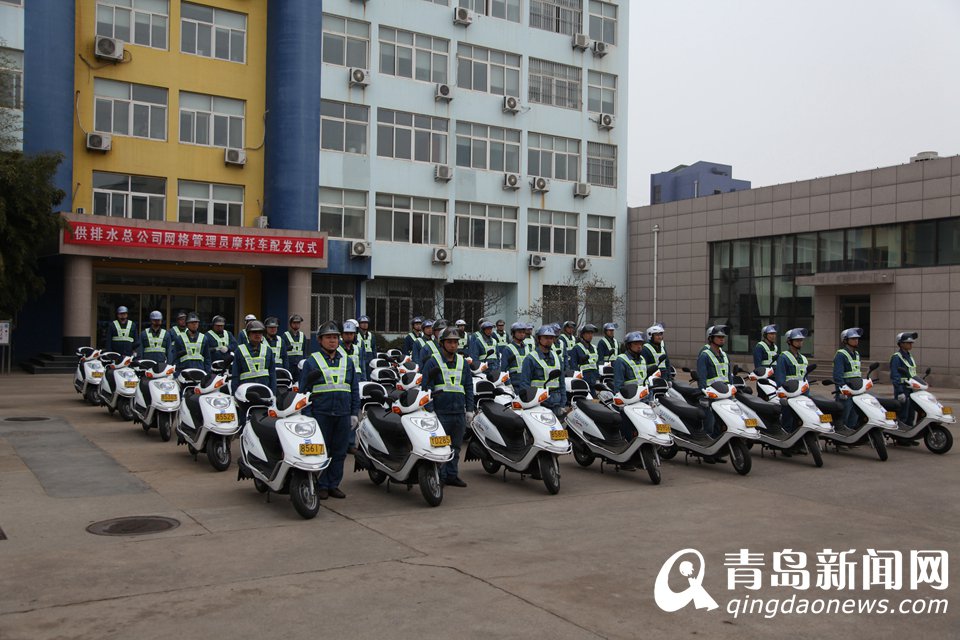 高清：开发区供水管理员配摩托车 帅气不输骑警