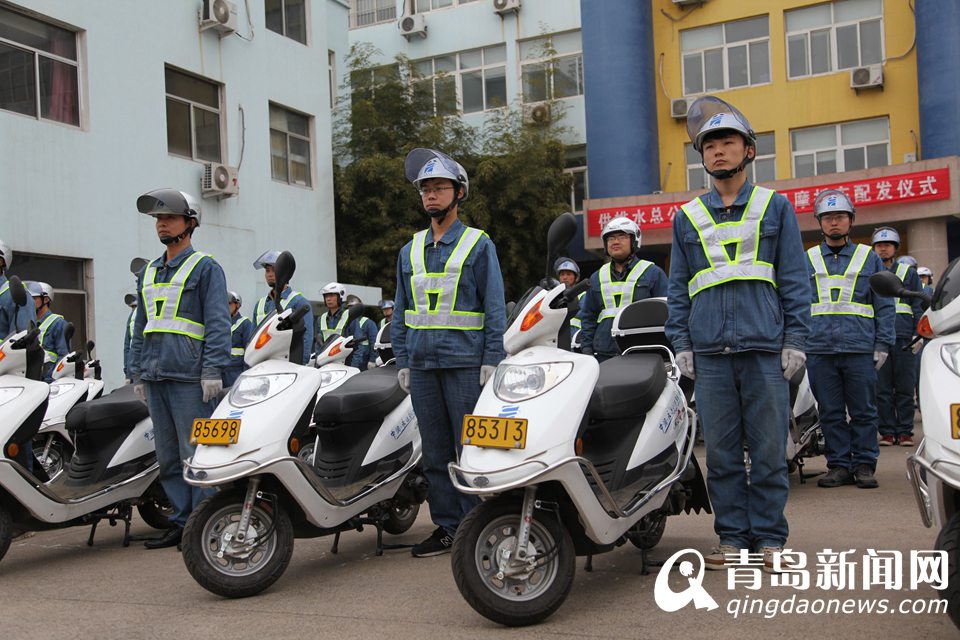 高清：开发区供水管理员配摩托车 帅气不输骑警