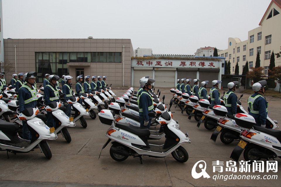 高清：开发区供水管理员配摩托车 帅气不输骑警