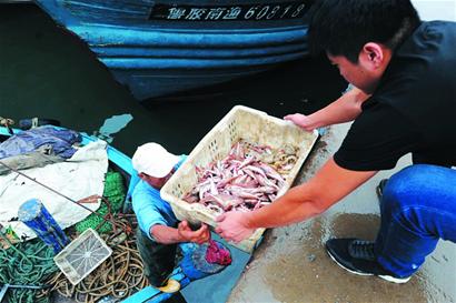 开海首日市民码头抢购 10分钟抢光一筐海鲜