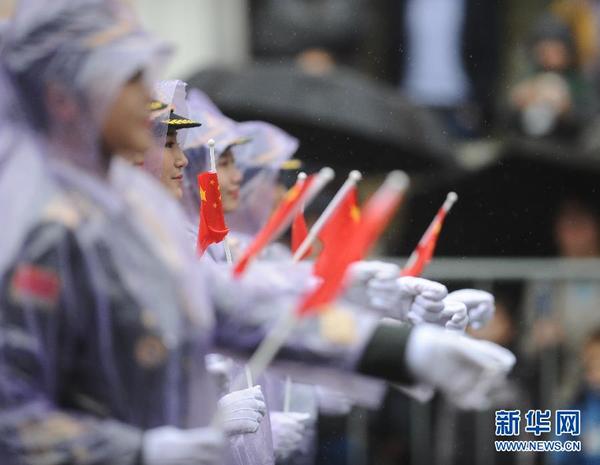 青岛嫚亮相莫斯科纪念日 参加女子三军仪仗队