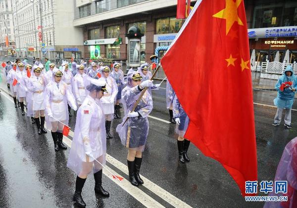 青岛嫚亮相莫斯科纪念日 参加女子三军仪仗队