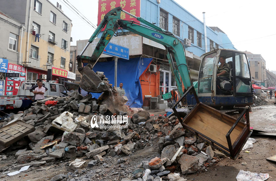 高清：黄岛路整治启动 百年早市将搬回室内