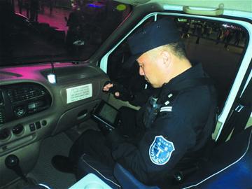跟访李沧PTU黑鹰警队 商圈设岗夜巡盘查