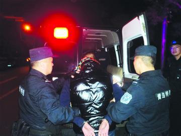 跟访李沧PTU黑鹰警队 商圈设岗夜巡盘查