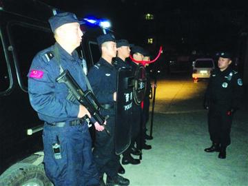 跟访李沧PTU黑鹰警队 商圈设岗夜巡盘查
