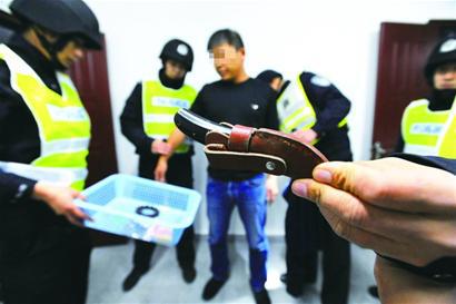 跟访民警设卡夜查 百万卡宴上揪出逃犯