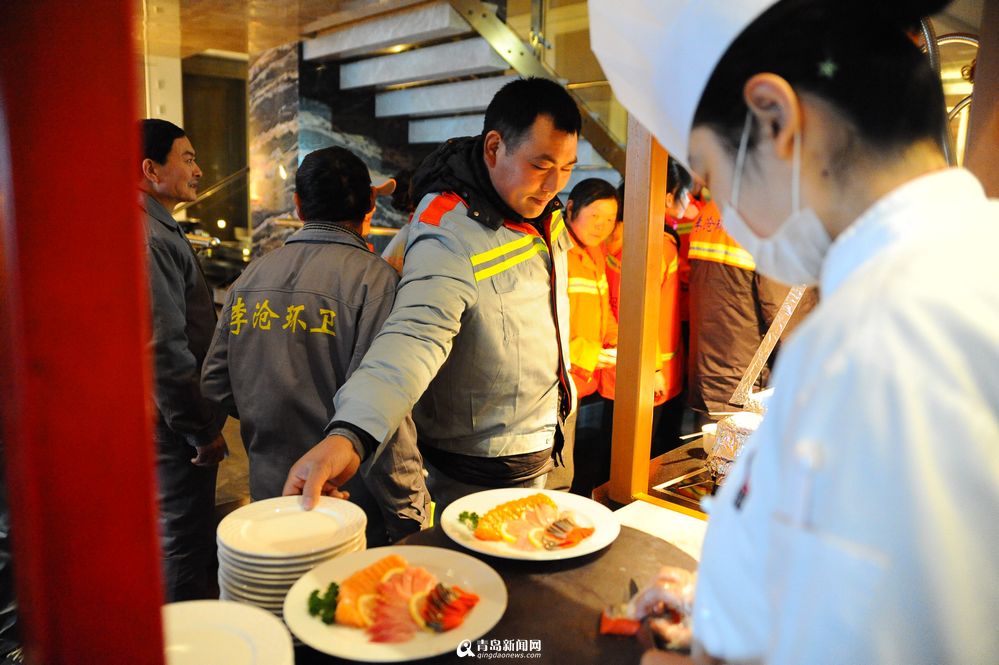 高清:五星级酒店请环卫工吃大餐 想吃啥随便点