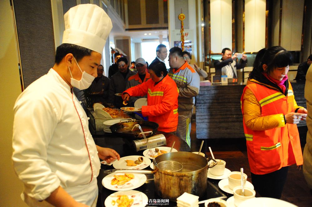 高清:五星级酒店请环卫工吃大餐 想吃啥随便点