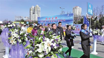 青岛2016首次海葬公祭 716位逝者骨灰融入大海