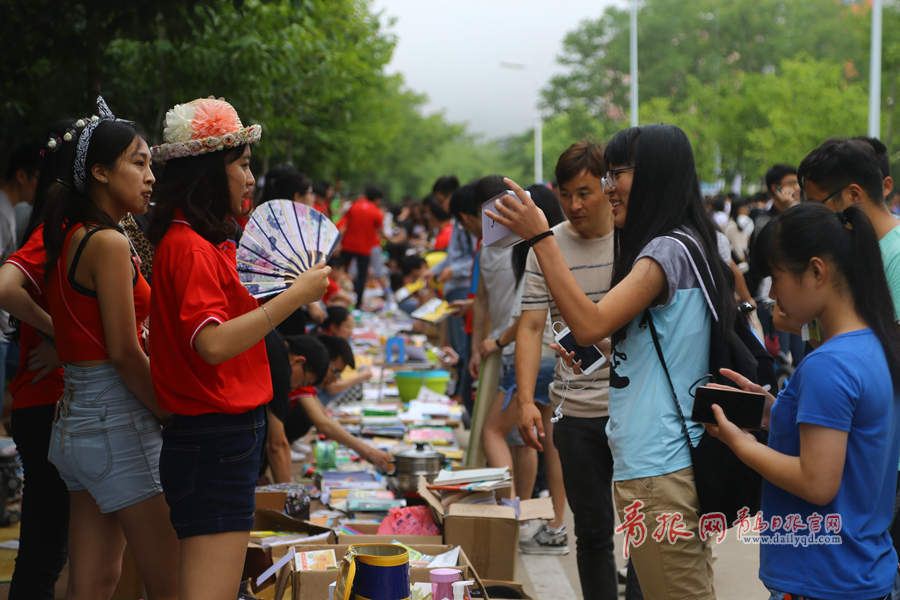 青岛高校跳蚤市场火爆开张 摊位长达700米