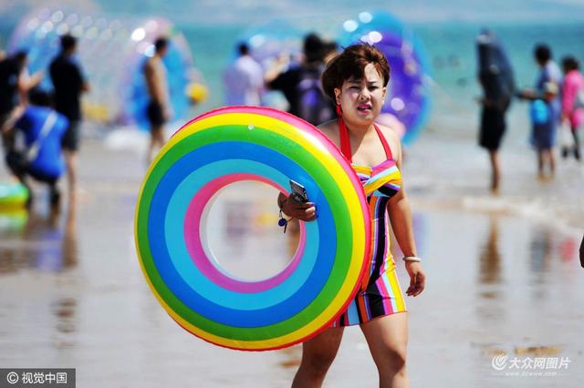 高清:青岛海水浴场游客扎堆 比基尼美女颜值高