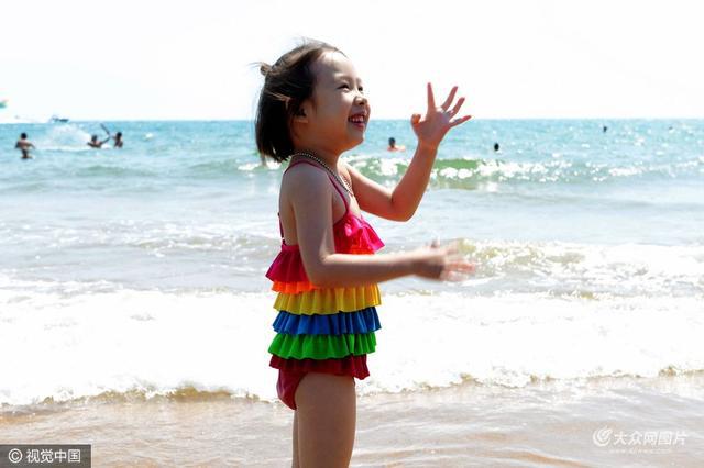 高清:青岛海水浴场游客扎堆 比基尼美女颜值高