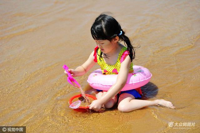 高清:青岛海水浴场游客扎堆 比基尼美女颜值高