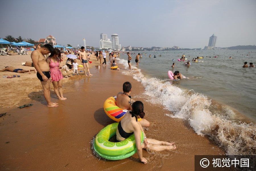 高清:青岛海水浴场游客扎堆 比基尼美女颜值高