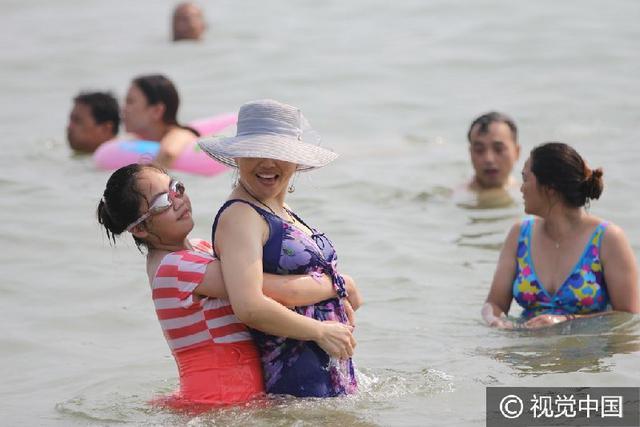 高清:青岛海水浴场游客扎堆 比基尼美女颜值高