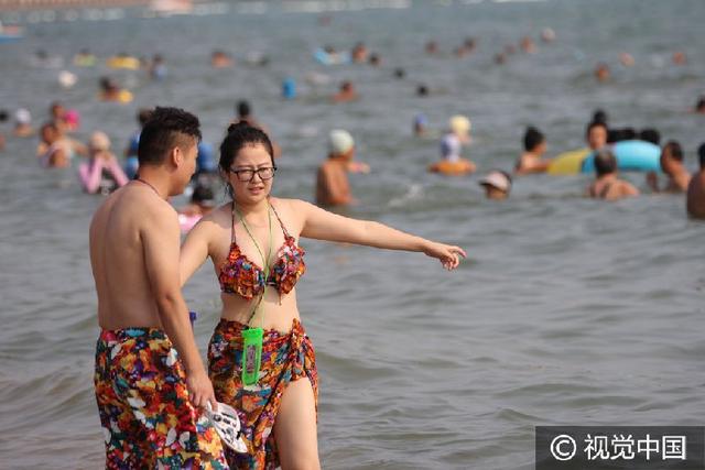 高清:青岛海水浴场游客扎堆 比基尼美女颜值高