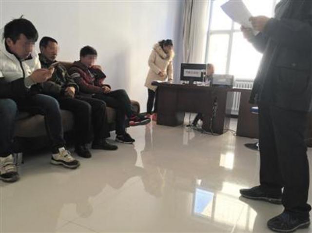 摩托驾照黑幕:3300元保过 考试交警“替考”